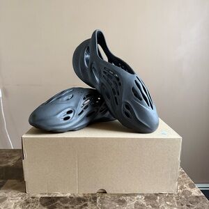adidas Yeezy Foam Runner Onyx — Size 13 (Carbon Color)